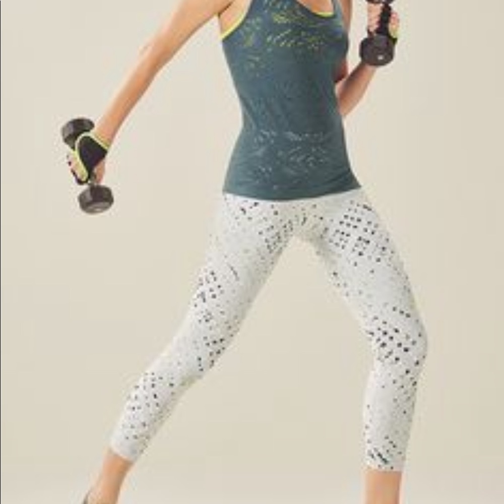 Fabletics mid rise printed powerhold Capri L
